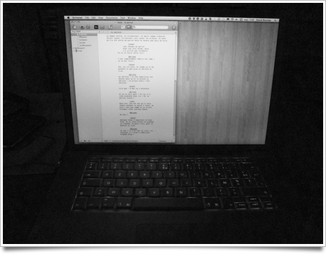 un scénario affiché dans Scrivener, sur mon vieux MacBook Pro