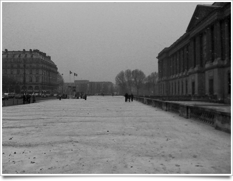 Il neige, devant le Louvre