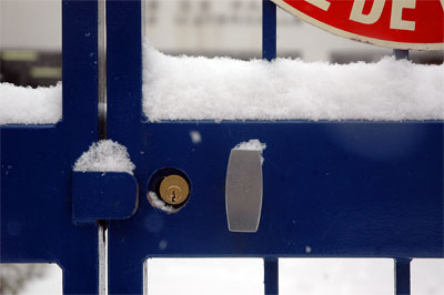 détail d'une grille couverte de neige détail d'une grille couverte de neige