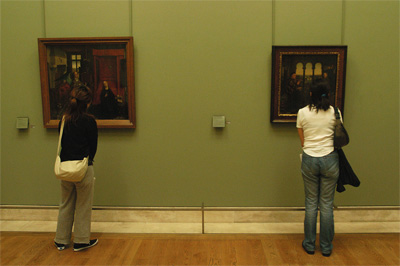 Deux jeunes filles, photographiées de dos, qui regardent deux tableaux, au Louvre Deux jeunes filles, photographiées de dos, qui regardent deux tableaux, au Louvre