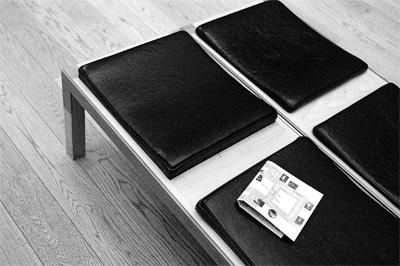 Une banquette dans une des salles du Louvre, en noir et blanc Une banquette dans une des salles du Louvre, en noir et blanc